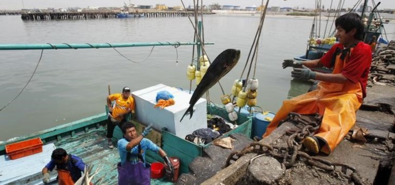 Pescadores no porto peruano de Chimbote
