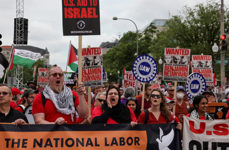 Multidões carregando bandeiras palestinas e cartazes que vão desde slogans de esquerda até versículos bíblicos reunidos em frente ao edifício do Capitólio dos EUA