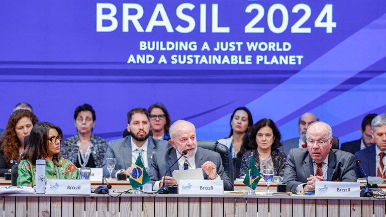 Lula ao microfone em evento no G20