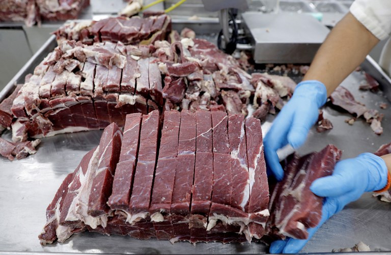 Carne em unidade de produção da JBS no Brasil