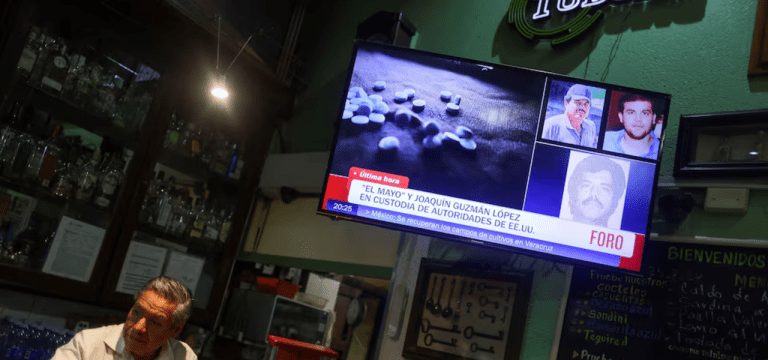 TV noticia a prisão do traficante mexicano Ismael "El Mayo" Zambada e do filho de "El Chapo"