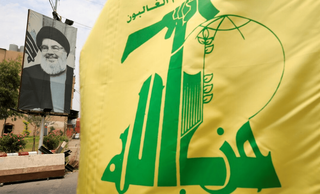 Outdoor com foto de Sayyed Hassan Nasrallah e bandeira do Hezbollah no Líbano