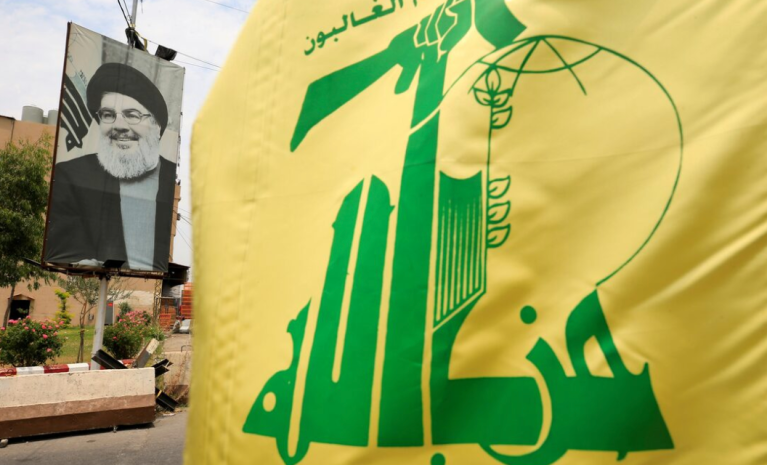 Outdoor com foto de Sayyed Hassan Nasrallah e bandeira do Hezbollah no Líbano