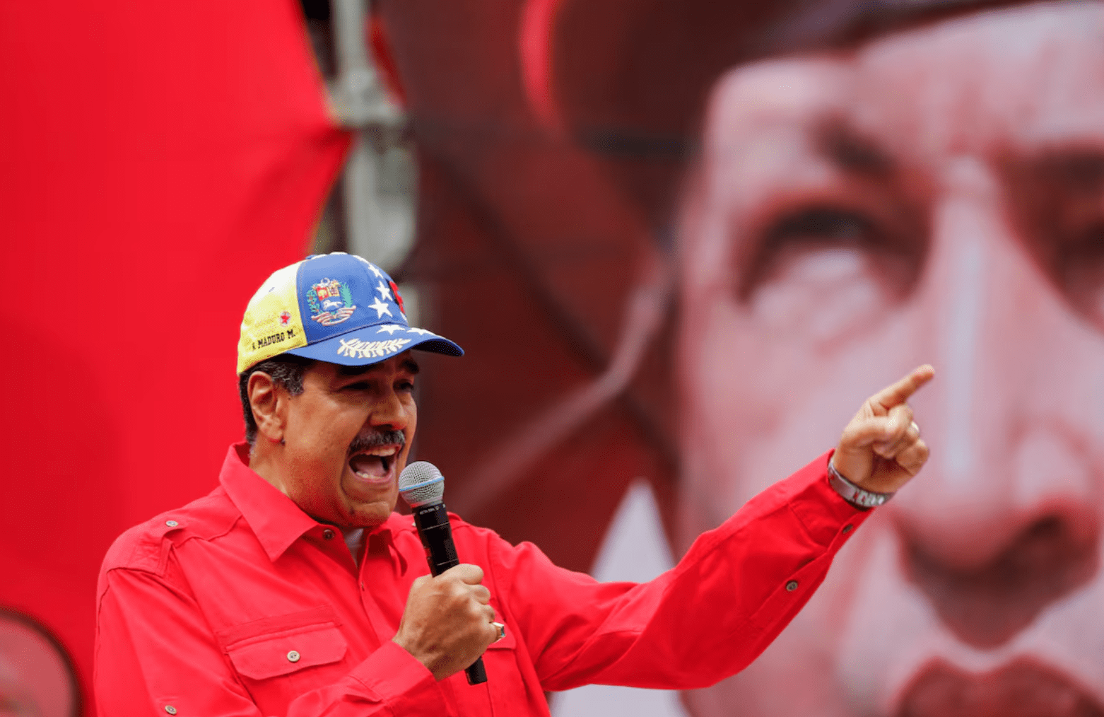 O presidente da Venezuela, Nicolás Maduro, participa de um evento perto de uma imagem do falecido presidente da Venezuela Hugo Chávez em Caracas, Venezuela, 4 de fevereiro de 2024