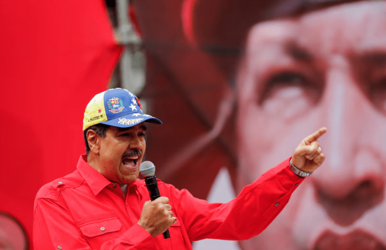 O presidente da Venezuela, Nicolás Maduro, participa de um evento perto de uma imagem do falecido presidente da Venezuela Hugo Chávez em Caracas, Venezuela, 4 de fevereiro de 2024