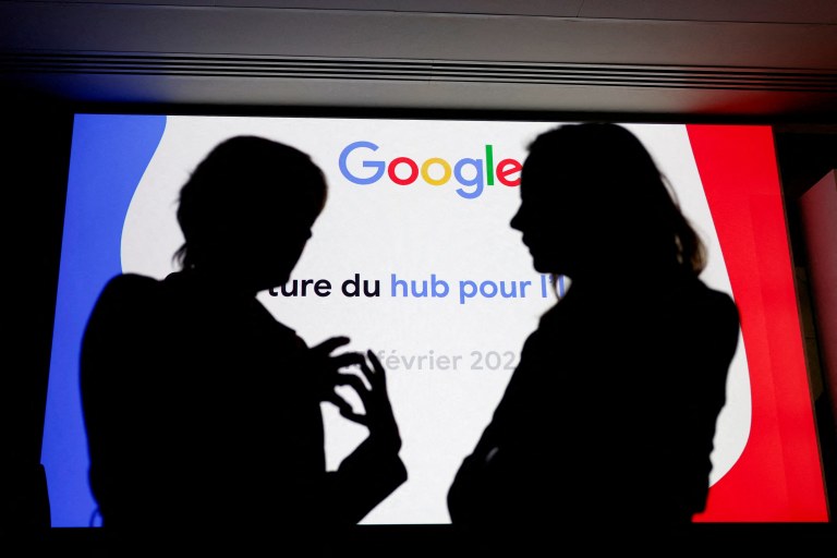 Pessoas em frente ao logo do Google durante inauguração de novo hub da empresa em Paris dedicado à inteligência artificial
15/02/2024 REUTERS/Gonzalo Fuentes