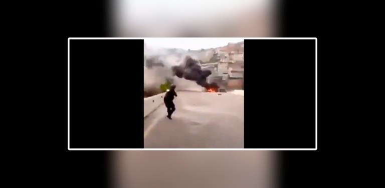 Policial atirando em manifestantes na Venezuela