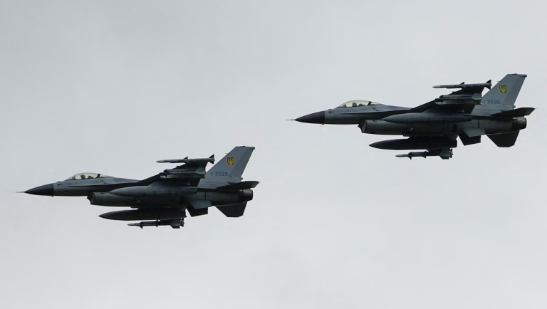 Aviões de combate F-16 ucranianos em local não revelado na Ucrânia, em 4 de agosto de 2024