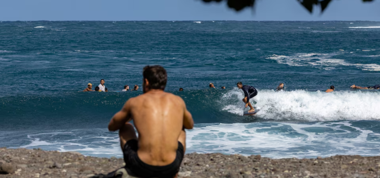 Morador surfa perto do local de surfe das Olimpíadas de Paris 2024 em Teahupo'o, Taiti, Polinésia Francesa