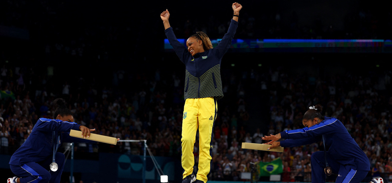 Simone Biles e Jordan Chiles reverenciam Rebeca Andrade