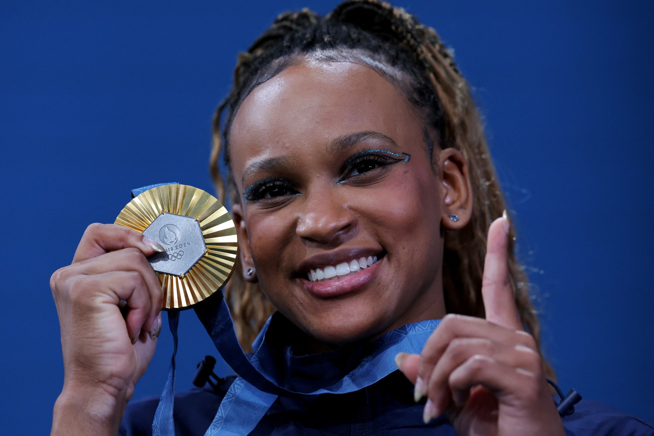 Rebeca Andrade mostra medalha de ouro conquistada no solo durante a Olimpíada Paris 2024