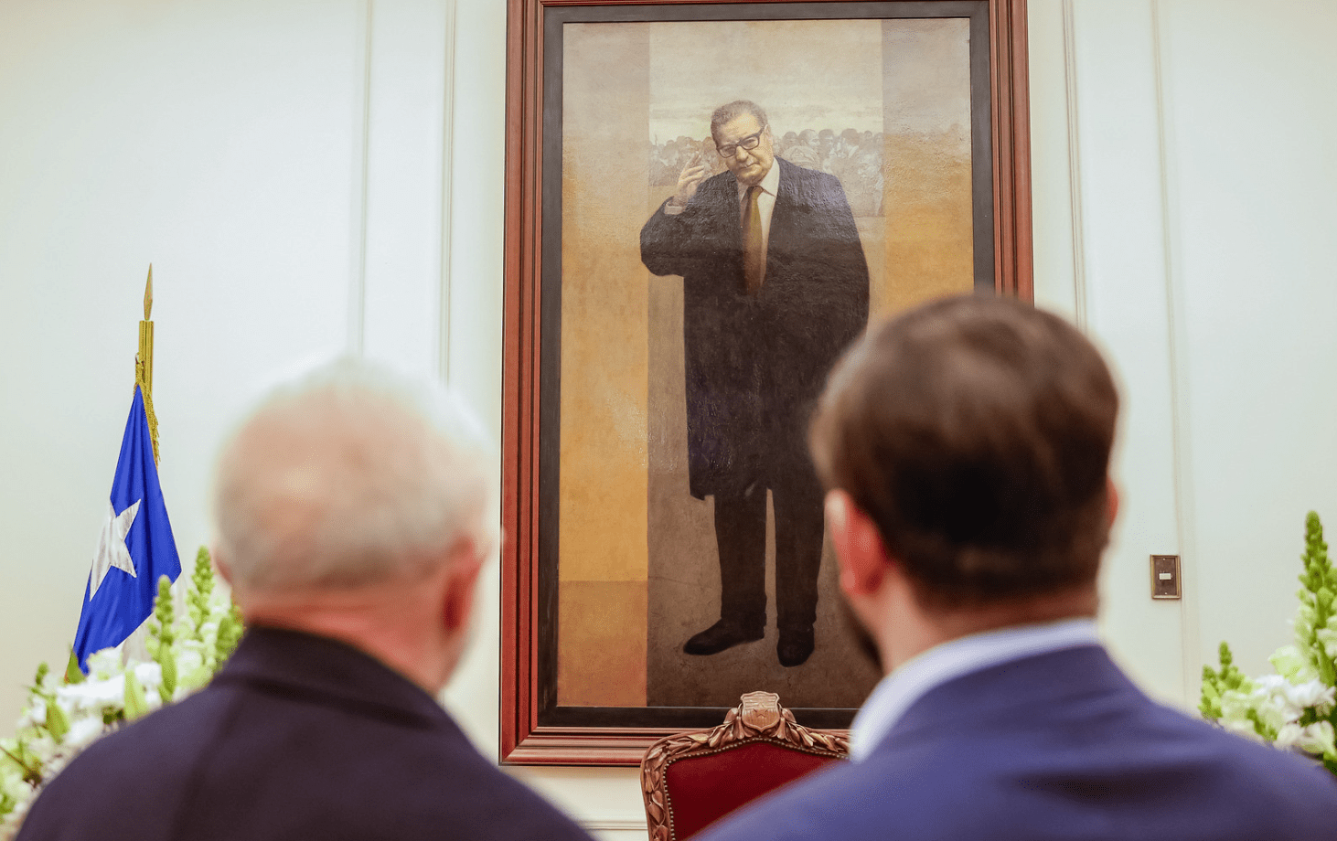 Presidente Luiz Inácio Lula da Silva durante reunião privada com o presidente do Chile, Gabriel Boric, observam quadro de Salvador Allende no Salão Azul do Palácio de La Moneda, Santiago, Chile 5/8/24