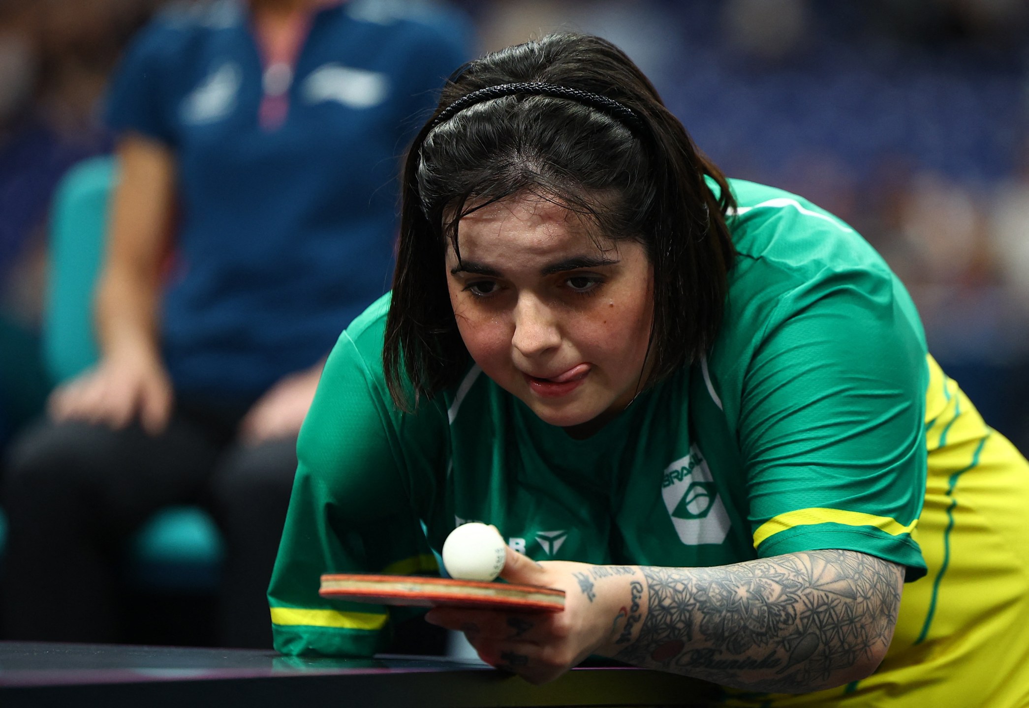 Brasileira Bruna Alexandre disputa jogo de tênis de mesa nos Jogos de Paris