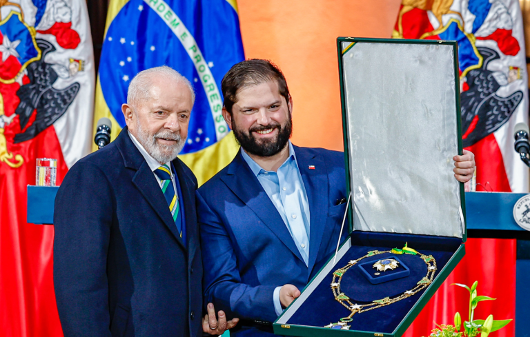 Presidente Luiz Inácio Lula da Silva e o presidente do Chile, Gabriel Boric, durante a cerimônia de troca de condecorações, no Pátio das Camélias do Palácio de La Moneda, em Santiago - Chile.