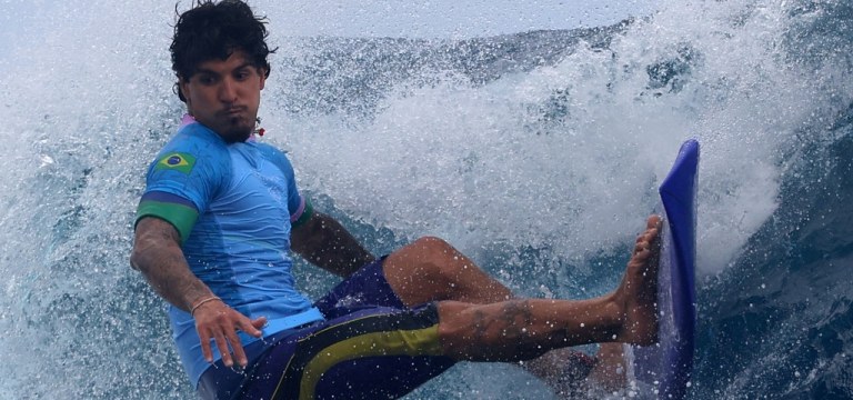 Surfista Gabriel Medina em ação durante a disputa do bronze em Teahupo'o, no Taiti