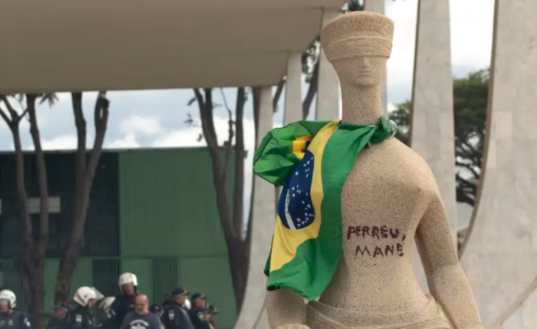 Estátua do STF 'A Justiça' vandalizada no 8 de Janeiro de 2023