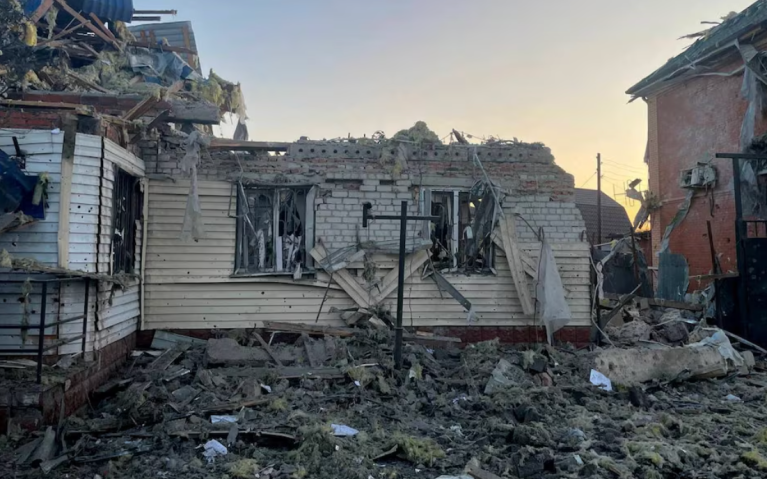 Uma vista mostra uma casa danificada após o que as autoridades locais chamaram de ataque militar ucraniano, durante o conflito Rússia-Ucrânia na cidade de Sudzha, na região de Kursk, Rússia, nesta imagem divulgada em 6 de agosto de 2024