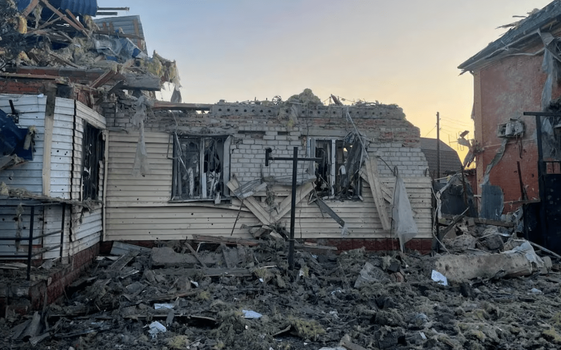Uma vista mostra uma casa danificada após o que as autoridades locais chamaram de ataque militar ucraniano, durante o conflito Rússia-Ucrânia na cidade de Sudzha, na região de Kursk, Rússia, nesta imagem divulgada em 6 de agosto de 2024