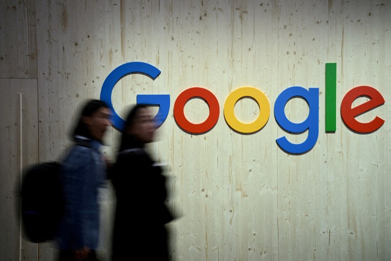 Pessoas passam em frente a logo do Google 
22/04/2024 REUTERS/Annegret Hilse