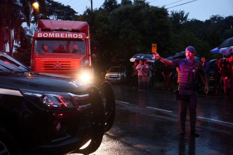 Autoridades chegam ao local onde avião turboélice caiu e matou todos os passageiros e tripulantes a bordo, em Vinhedo (SP)
09/08/2024
