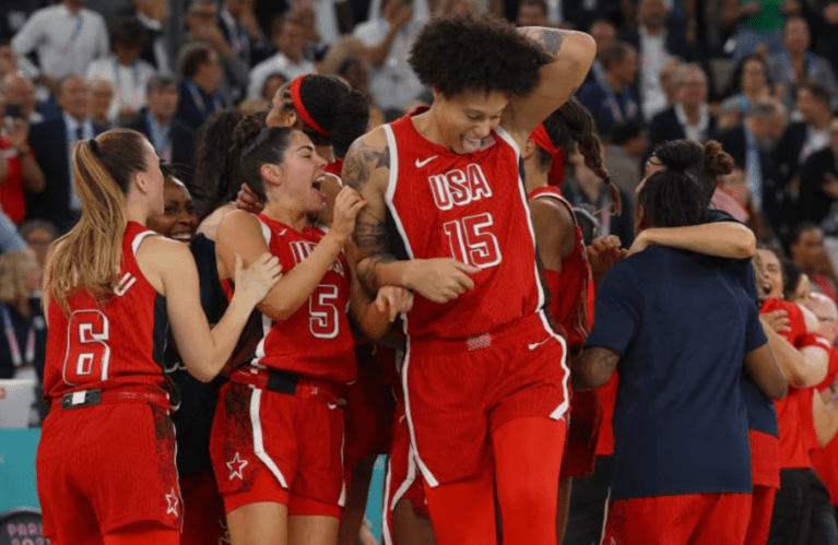 Olimpíadas de Paris 2024 - Basquete - Jogo da medalha de ouro feminino - França x Estados Unidos - Bercy Arena, Paris, França - 11 de agosto de 2024. Brittney Griner dos Estados Unidos comemora com companheiras de equipe após os Estados Unidos ganharem o ouro.