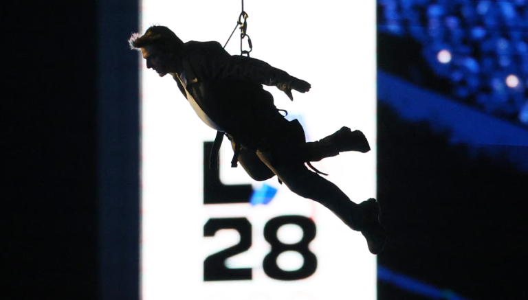 Tom Cruise no encerramento das Olimpíadas de Paris 2024