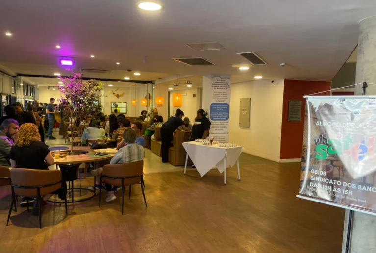 Restaurante recebe o nome “Via Satélite” porque as vias são a forma de interligação entre o plano piloto e as cidades satélites, de onde vem a maior força de trabalho do DF
