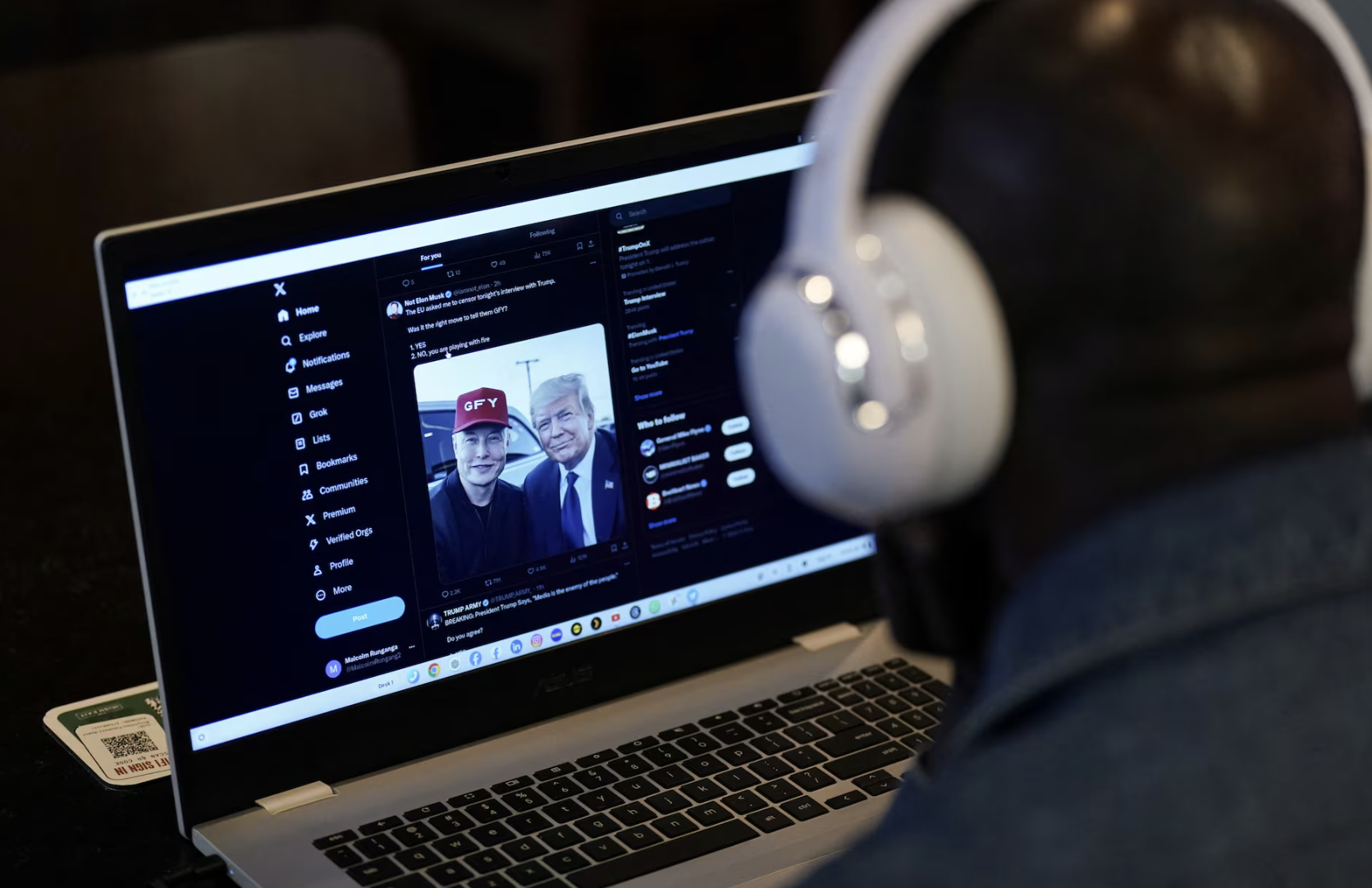Uma pessoa tenta assistir em um laptop à entrevista do bilionário empreendedor Elon Musk com o candidato republicano à presidência e ex-presidente dos EUA Donald Trump na rede social X, na cidade de Nova York, EUA, em 12 de agosto de 2024