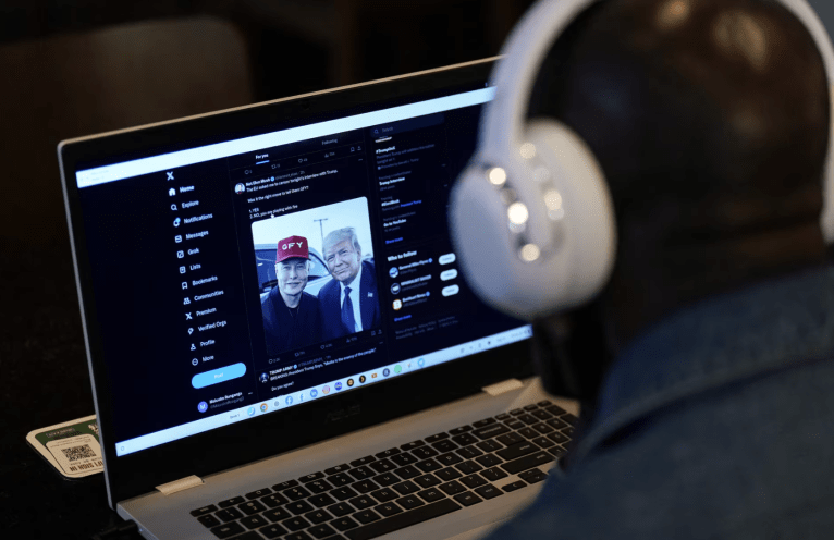 Uma pessoa tenta assistir em um laptop à entrevista do bilionário empreendedor Elon Musk com o candidato republicano à presidência e ex-presidente dos EUA Donald Trump na rede social X, na cidade de Nova York, EUA, em 12 de agosto de 2024