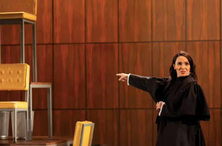 Débora Falabella, na peça “Prima Facie”