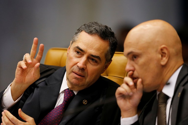 Ministros Luís Roberto Barroso e Alexandre de Moraes durante sessão do STF em Brasília
