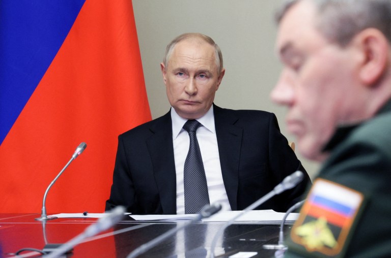 O presidente russo, Vladimir Putin, preside reunião virtual com autoridades de segurança e governadores regionais para discutir a situação no sul do país em uma residência nos arredores de Moscou, Rússia
12/08/2024