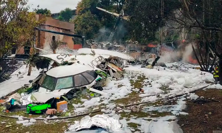 Aeronave da Voepass após queda em Vinhedo