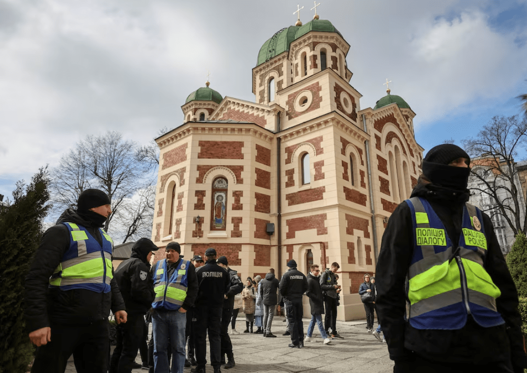 Policiais ucranianos ficam ao lado da Catedral de São Jorge da Igreja Ortodoxa Ucraniana, em Lviv, Ucrânia, 5 de abril de 2023