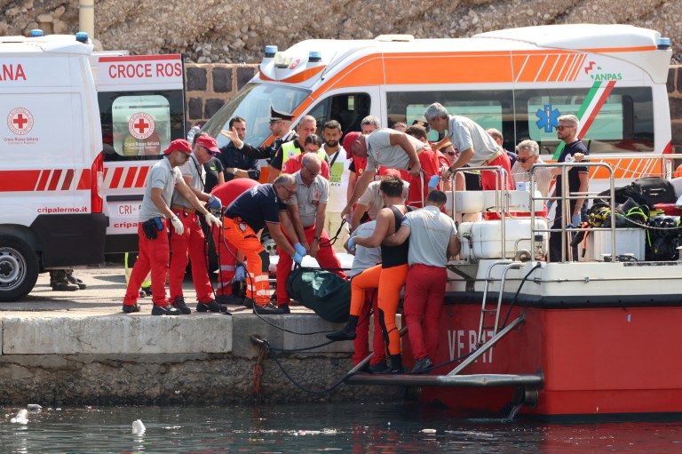 Equipes de emergência carregam corpo depois de naufrágio de embarcação perto da cidade italiana de Palermo
19/08/2024 REUTERS/Igor Petyx