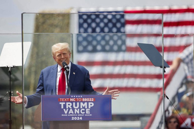 Trump faz comício com proteção de vidro à prova de bala