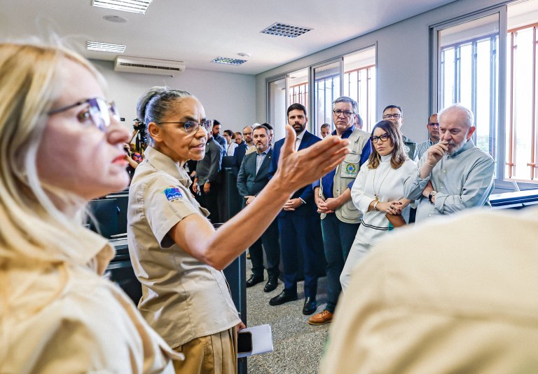 Ministra do Meio Ambiente e Mudança do Clima, Marina Silva e o Presidente da República, Luiz Inácio Lula da Silva, durante visita à Prevfogo, na sede do Instituto Brasileiro do Meio Ambiente (Ibama). Brasília - DF.