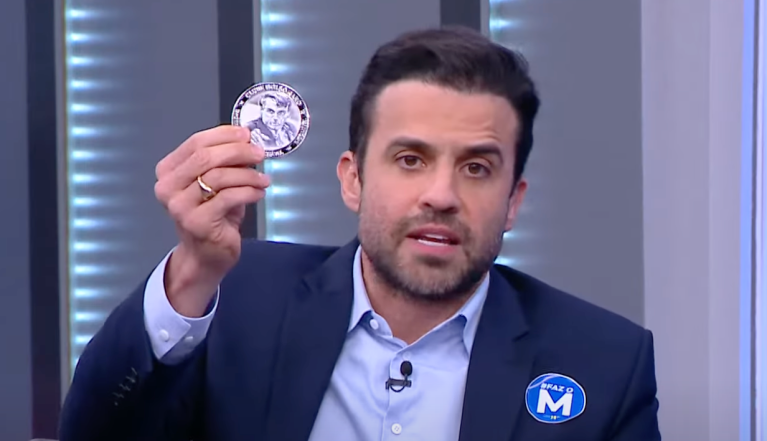 Pablo Marçal em entrevista à CNN Brasil exibe medalha que recebeu de Jair Bolsonaro, 26 de agosto de 2024