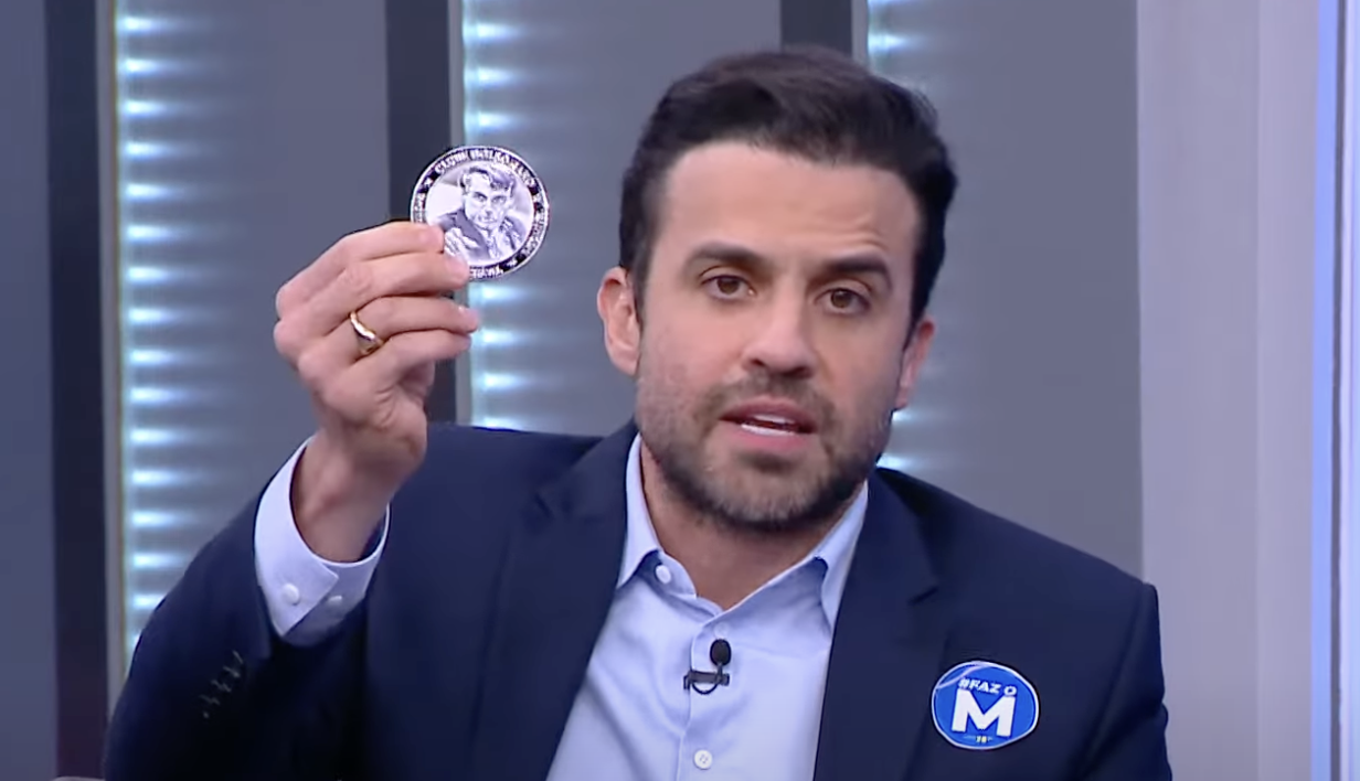 Pablo Marçal em entrevista à CNN Brasil exibe medalha que recebeu de Jair Bolsonaro, 26 de agosto de 2024
