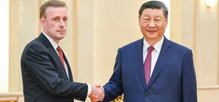 Jake Sullivan, conselheiro de Segurança Nacional dos EUA, e Xi Jinping, presidente da China