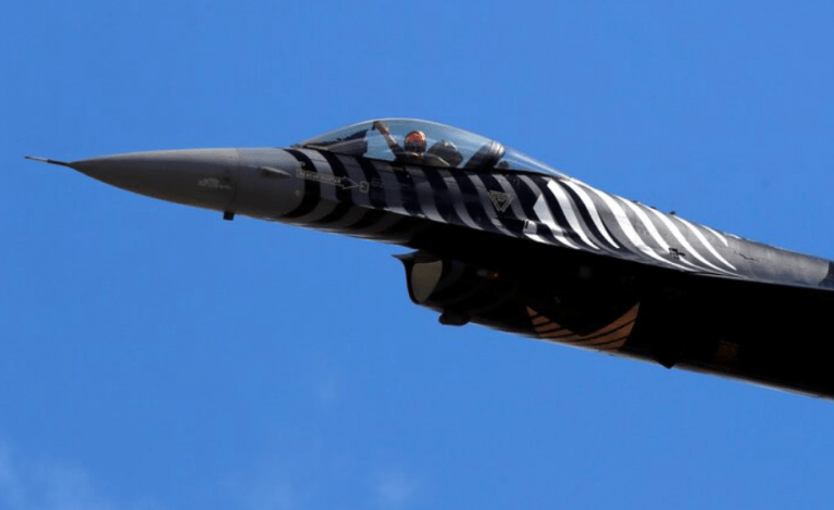 Uma aeronave F-16 da equipe acrobática Turkish Stars da Força Aérea Turca se apresenta durante o show aéreo Teknofest em Istambul, Turquia, em 20 de setembro de 2018