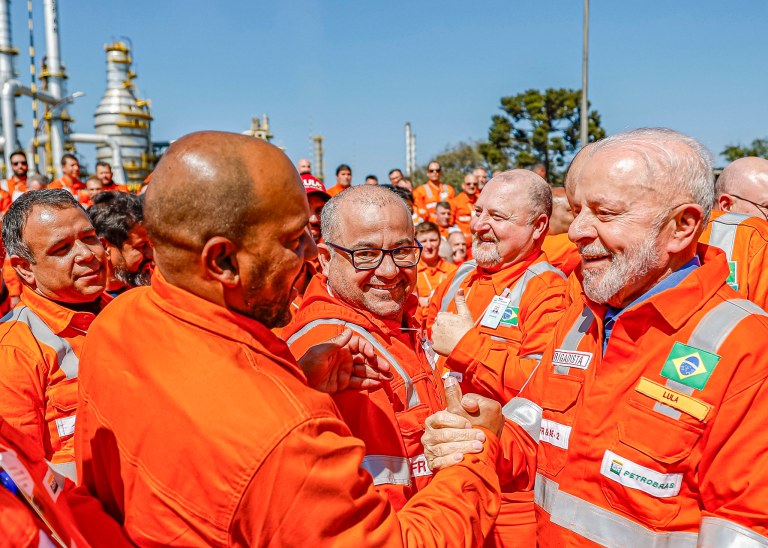 15.08.2024 - Presidente Luiz Inácio Lula da Silva é cumprimentado pelos trabalhadores readmitidos pela ANSA, na refinaria Getúlio Vargas, em Araucária - PR.