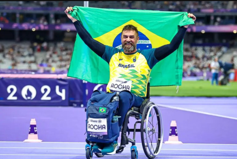 André Rocha comemora a medalha de bronze nos Jogos de Paris