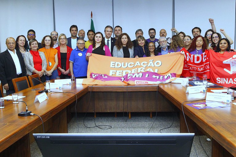 Ministra da Gestão e da Inovação, Esther Dweck, durante assinatura de acordos com docentes e técnicos-administrativos em Educação, em junho