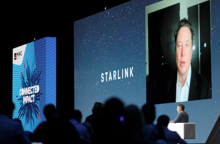 O fundador da SpaceX e CEO da Tesla, Elon Musk, fala em uma tela durante o Mobile World Congress (MWC) em Barcelona, ​​Espanha, 29 de junho de 2021