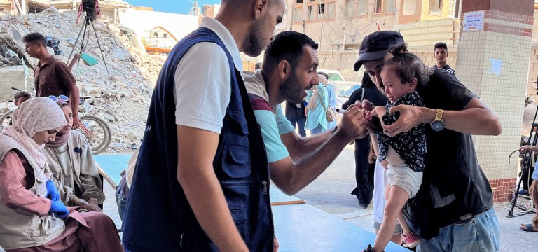 Criança palestina é vacinada contra pólio na Faixa de Gaza