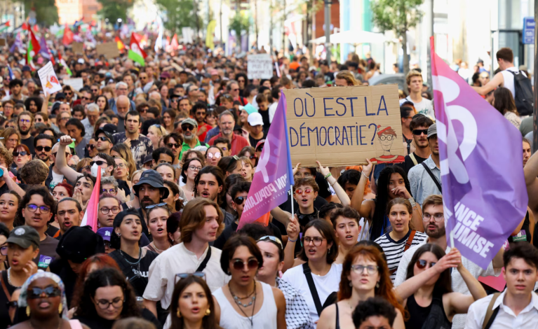 Manifestantes se reúnem para denunciar a recusa do presidente francês Emmanuel Macron em nomear um primeiro-ministro da coalizão de esquerda Nova Frente Popular, em Marselha, França, 7 de setembro de 2024