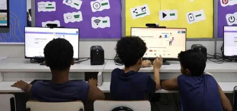 Crianças participam de eleições para representante de turma do Colégio Pedro II, no Rio