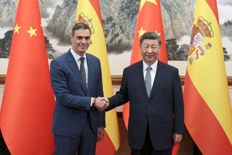 Primeiro-ministro da Espanha, Pedro Sánchez, e presidente da China, Xi Jinping, cumprimentam-se durante visita do líder espanhol a Pequim
09/09/2024