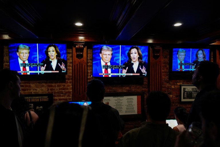 Pessoas em Nova York acompanham debate entre Trump e Kamala
10/09/2024